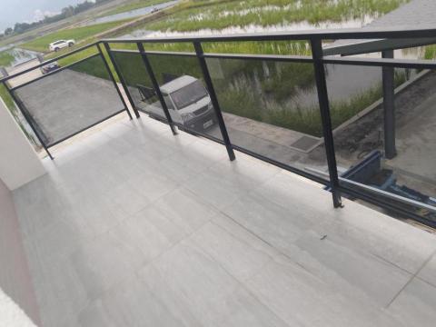 允光玻璃 - 8灰強化欄桿玻璃