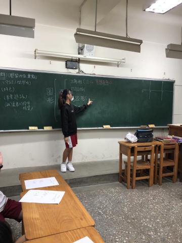 邱文陞 - 以學生為本位的課程設計，讓學生分成小組進行討論，並上台講解。