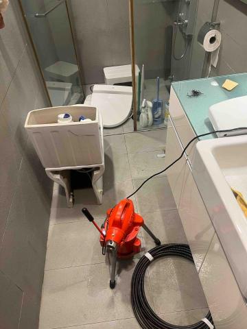 東叡水電 - 馬桶堵塞！使用機器鏈條疏通