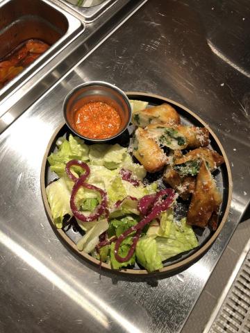 莊子霆 - 我是西餐出生，利用西餐的元素與手法做中式料理結合。風味的平衡、口感的豐富，有特殊需求都可以商量。