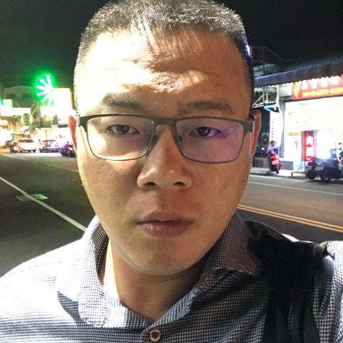 提供餐點服務的專家李昂哲