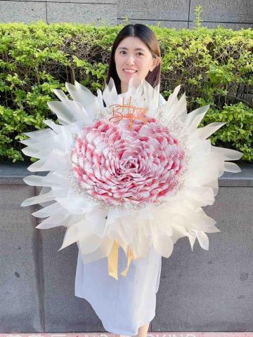 哆萌禮品屋 - 大玫瑰鈔票花束
鈔票52張 面額可自由搭配❤️
