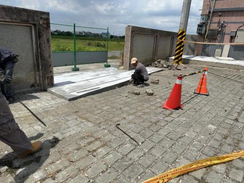 賴冠銘 - 伸縮大門-基礎及鋼軌