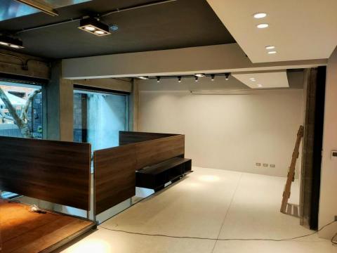 大囍彩創居家裝潢 - 完成交屋之留存圖像（牆面批土噴漆，天花板跳色，木製結構染色，）