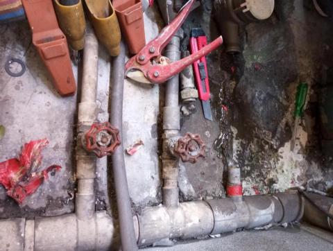 嘉澤滅鼠封堵防治工程 - 頂樓自來水錶前,管路切斷,旋轉開關滴水更新球閥型開關。 嘉澤滅鼠封堵防治工程 - 頂樓自來水錶前,管路切斷,旋轉開關滴水更新球閥型開關。