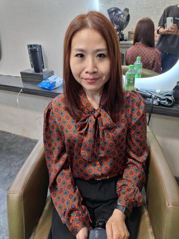 潘峙蓚 - 時尚酒紅色的鬧鐘