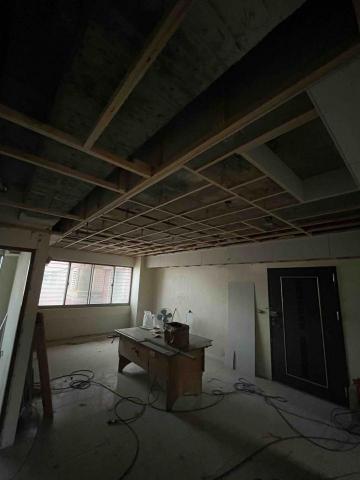 築家室內裝潢工程 - 北區 :梅川路老宅 翻新 
     1 拆除 
     2.水電線更換
     3 木作 簡易北歐風 全式
     4.冷氣規劃 :吊隱拆除 改壁掛冷氣
     5. 燈具規劃 
     6.門框保留原有   訂做新門
     7.全式油漆 
     8.系統櫃
     9.舊浴室打掉改貼新磁磚
    
      築家室內裝潢工程 - 北區 :梅川路老宅 翻新 
     1 拆除 
     2.水電線更換
     3 木作 簡易北歐風 全式
     4.冷氣規劃 :吊隱拆除 改壁掛冷氣
     5. 燈具規劃 
     6.門框保留原有   訂做新門
     7.全式油漆 
     8.系統櫃
     9.舊浴室打掉改貼新磁磚