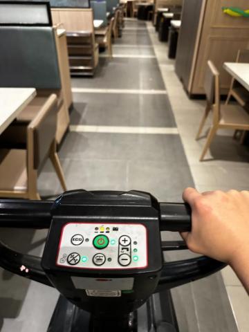 柏鴻環境有限公司 - 餐廳地板洗地（收尾階段）