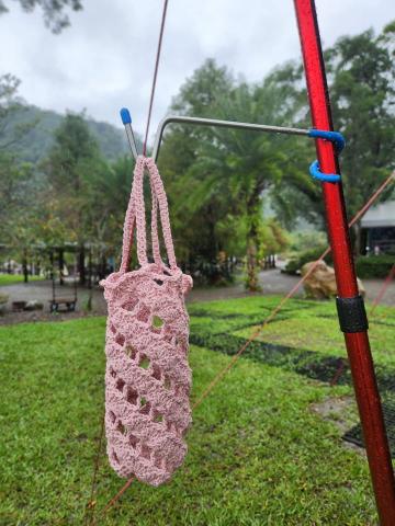 珍珍日上 - 水壺提袋。巧妙設計的斜邊花樣，讓你的隨身壺更添風采!