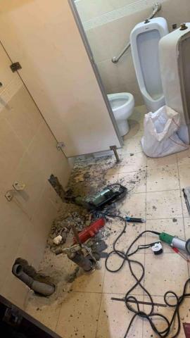 曜瑒水電行 - 教會因小便斗臭味倒灌，便斗也老舊所以一次更新，原本地板排水改至牆面排水