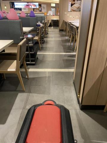 柏鴻環境有限公司 - 餐廳地板洗地（收尾階段）