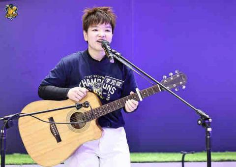 昱霖（Shower） - 音樂、歌唱表演/可配合需求搭配歌唱或才藝表演