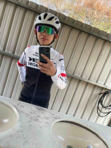 提供Shopify Wix Shopline架站服務的專家Denny