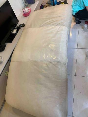 A Wo studio 頂級傢俱傢飾維護工作室 清潔·保養 - 皮革清洗前後差距，中間為清洗完成