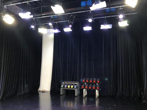 媲美電視台-挑高5.5米多元科技規格設備(A、B區攝影棚出租 - 