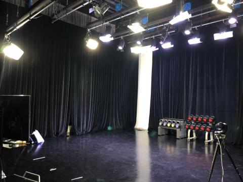 媲美電視台-挑高5.5米多元科技規格設備(A、B區攝影棚出租 - 