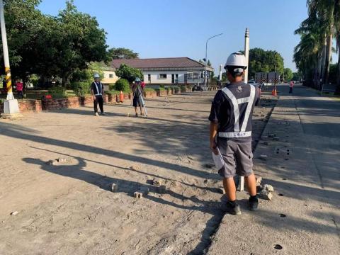 黃柏元 - 屏東萬丹公園停車格連鎖磚去除、怪手整地下挖、後以植鋼筋後混凝土灌漿方式（前）