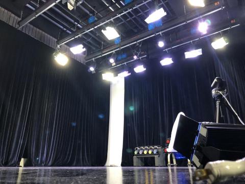 媲美電視台-挑高5.5米多元科技規格設備(A、B區攝影棚出租 - 