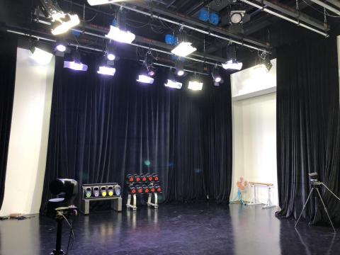 媲美電視台-挑高5.5米多元科技規格設備(A、B區攝影棚出租 - 