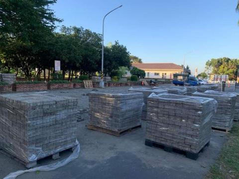 黃柏元 - 屏東萬丹公園停車格連鎖磚去除、怪手整地下挖、後以植鋼筋後混凝土灌漿方式，連鎖磚排列後讓人回收（前）