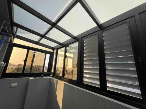 江常在工程行 - 頂樓後 不銹鋼烤漆 搭配白膜5+5玻璃 二拉窗 百葉