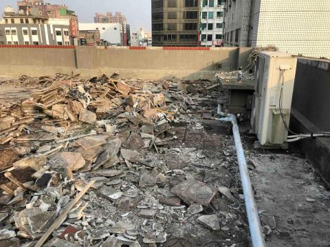 博ㄧ土木包工業有限公司 - 屋頂舊防水剔除（前）