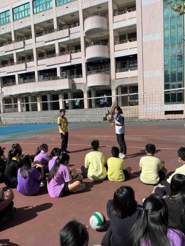 張雨葳 - 在國中端教學排球