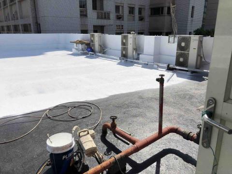 博ㄧ土木包工業有限公司 - 屋頂防水面漆塗佈（後）