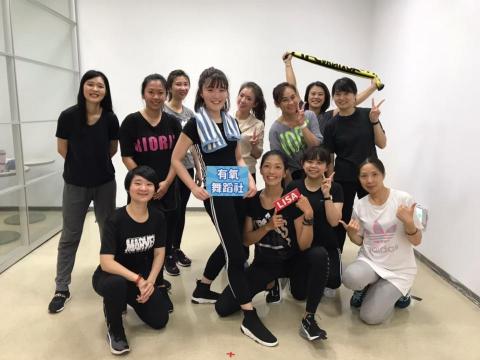 瑜珈 . 皮拉提斯 到府私人課程 - 團課：拉筋伸展+有氧+皮拉提斯+體適能訓練+放鬆