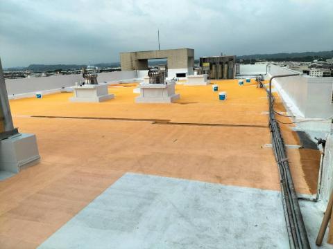 邑光防水隔熱工程 - 施工中照片。（地面鋪設抗裂網）中華電信大樓。