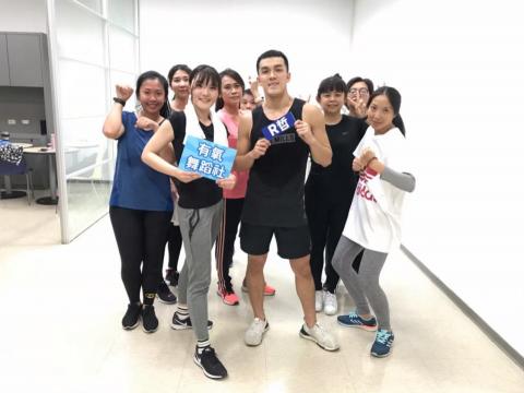 瑜珈 . 皮拉提斯 到府私人課程 - 團課：拉筋伸展+有氧+皮拉提斯+體適能訓練+放鬆