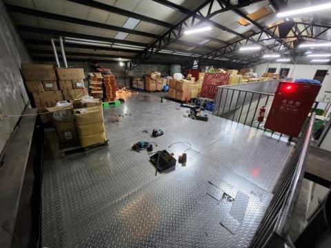 居家修繕/不鏽鋼、鐵件維修加固-魏師傅 - 食品工廠鋪設不鏽鋼花板工程 居家修繕/不鏽鋼、鐵件維修加固-魏師傅 - 食品工廠鋪設不鏽鋼花板工程