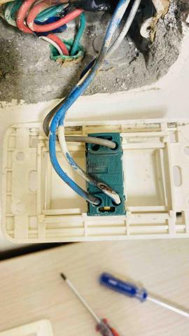 假日水電爹地 - 客戶原本要花大錢換燈座了，不過我們判斷並不是燈座的問題，換了個開關跟線就ok了