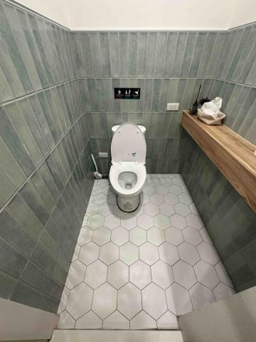 旭哥職人專業清潔 - 店面廁所清潔，細節清除油漆+水洗磁磚跟地磚、馬桶後吸乾擦乾