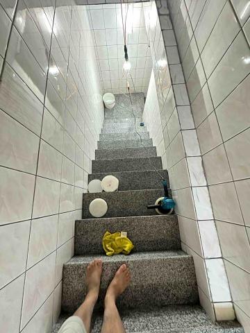 旭哥職人專業清潔 - 樓梯長年漏水產生水垢侵蝕石材表面，石材研磨後打上保護恢復石材光亮。