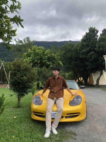 吳宗澤 - 當初的第一台愛駒
已經拖手了 嗚嗚
老保時捷 高貴不貴
還是很喜歡它 吳宗澤 - 當初的第一台愛駒
已經拖手了 嗚嗚
老保時捷 高貴不貴
還是很喜歡它