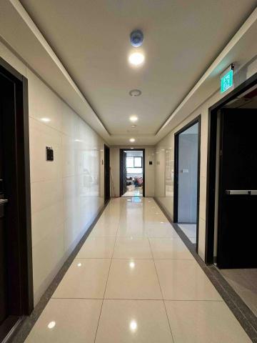 旭哥職人專業清潔 - 居家細清：公共梯廳保護板拆除，除膠水洗粉塵後吸淨擦乾淨，完成！