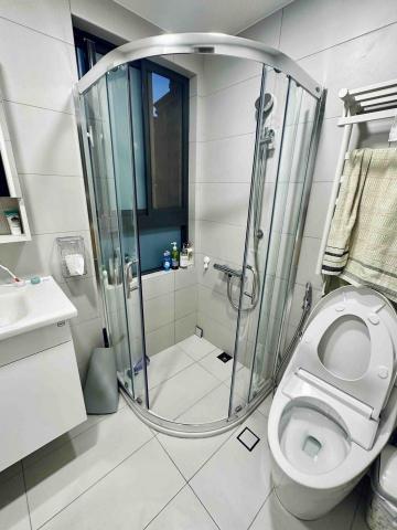 旭哥職人專業清潔 - 南崁居家保養：主臥浴室（每星期）
先前重新裝潢後細清完工（半年前），跟業主約定每星期做一次居家清?保養，廁所淋浴間玻璃皂垢清洗，保持完工?的乾淨程度，磁磚地面牆面黃色水垢刷洗、廁所馬桶、面盆剛才櫃體清潔。