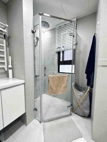 旭哥職人專業清潔 - 南崁居家保養：主臥浴室（每星期）
先前重新裝潢後細清完工（半年前），跟業主約定每星期做一次居家清?保養，廁所淋浴間玻璃皂垢清洗，保持完工?的乾淨程度，磁磚地面牆面黃色水垢刷洗、廁所馬桶、面盆剛才櫃體清潔。