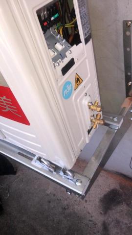 佳伶 - 室外機安裝