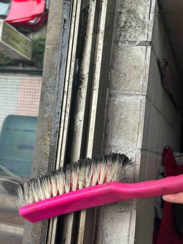 旭哥職人專業清潔 - 客戶買房20多年從未清洗保養，窗溝灰塵堆積玻璃白化水漬相當嚴重！