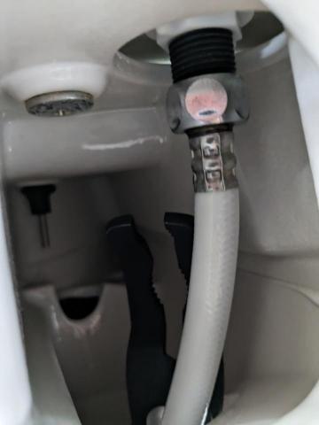 匯懿工作室 - TOTO乾式馬桶進水管路外側滴漏，更換進水組件過程