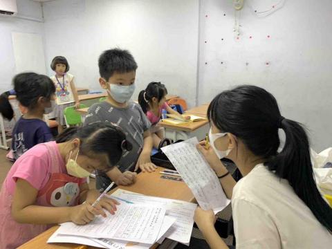 黃郁珊 - 輔導國小學生