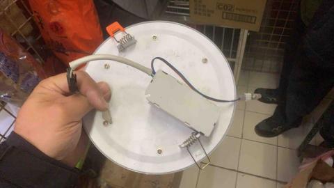 邱弘傑 - 崁燈更換