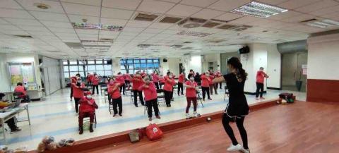 劉晏荻 - 高齡體適能教練