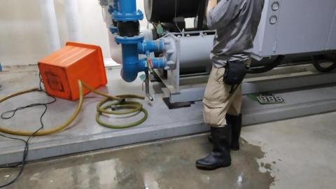 巨鼎機電工程有限公司 - 120噸冰水主機清洗冷凝器