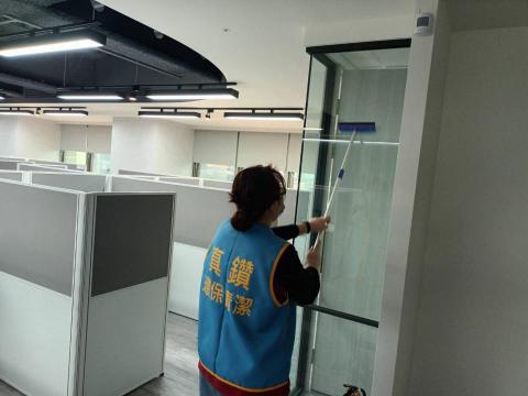 真鑽環保企業 - 辦公區玻璃清潔