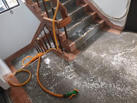 真鑽環保企業 - 清洗樓梯工作場景