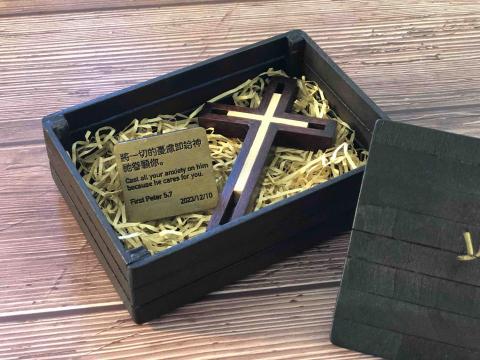 喬治老爹藝工坊 - 十字架作品陳列在特製盒中