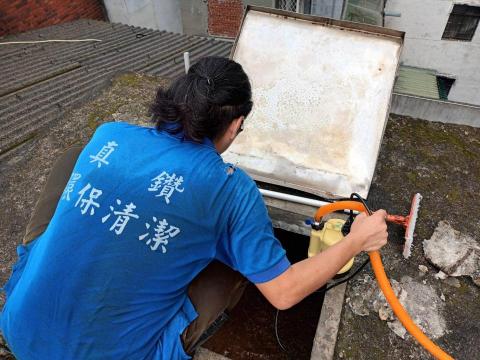 真鑽環保企業 - 清洗水塔準備作業